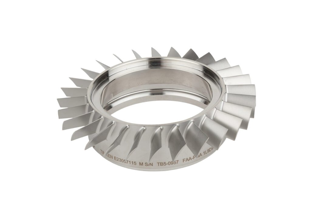 Circular bladed metal component with a central opening